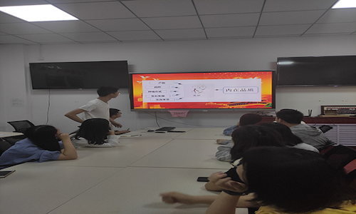 丁人杰同学进行进行总结汇报.jpg