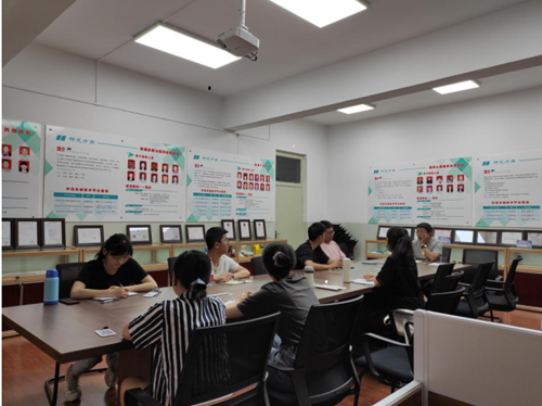 老师和同学讨论.png
