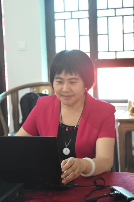 图 4 秦雪梅理事长作报告.jpg